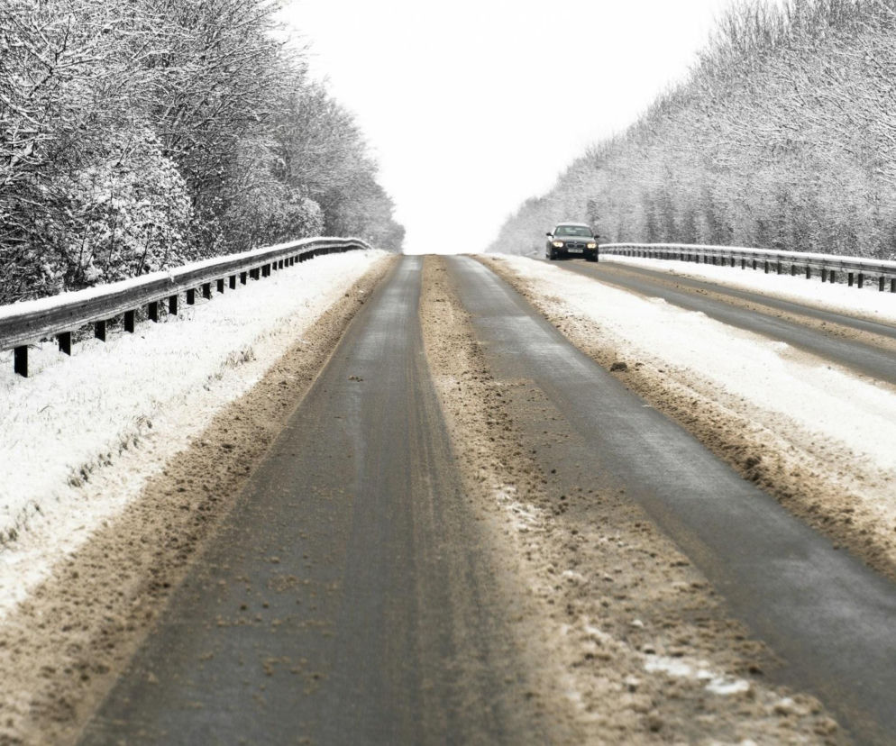 Śnieg i lód na drodze