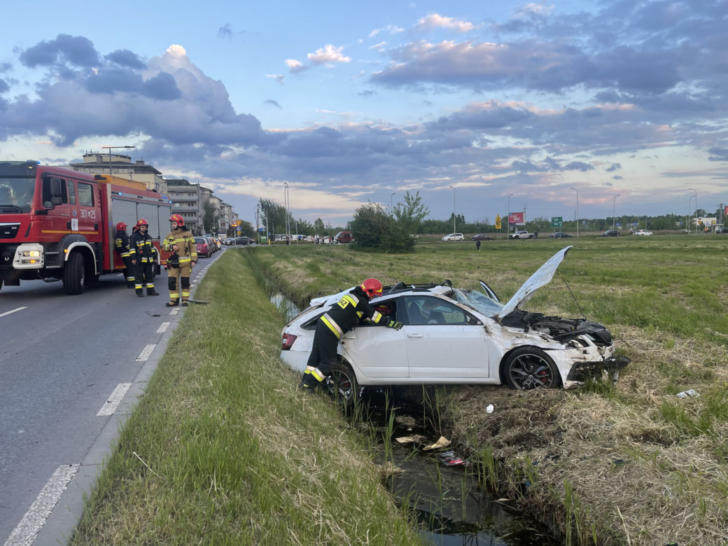 Auto kilka razy koziołkowało. Za kierownicą pijany ojciec. Pasażerką była jego maleńka córeczka