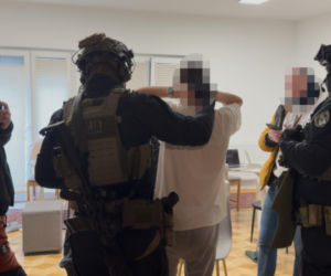 Handlowali ludźmi i narkotykami! Jedna z ofiar zdołała uciec. Zatrzymano 22 osoby