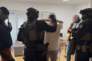 Handlowali ludźmi i narkotykami! Jedna z ofiar zdołała uciec. Zatrzymano 22 osoby