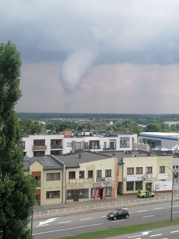 Trąba powietrzna na Śląsku?! Widok z Żor sieje postrach. Te ujęcia robią wrażenie! [WIDEO, ZDJĘCIA]