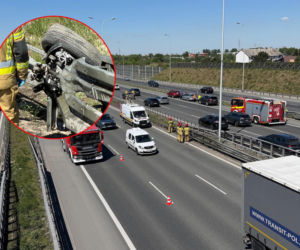Czarne BMW dachowało na S2. Kawałki roztrzaskanej karoserii poharatały inne auta!