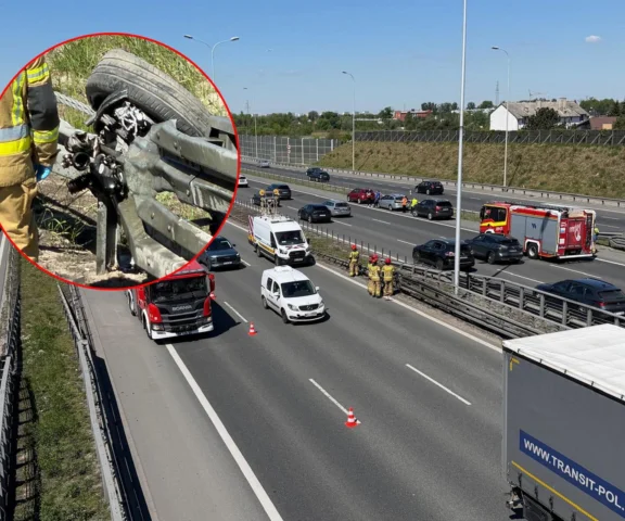 BMW dachowało na S2. Latające części auta uszkodziły inne pojazdy