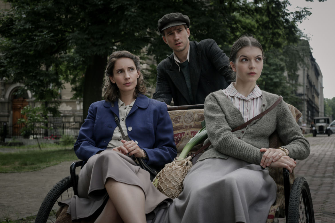 Wojenne dziewczyny 5 sezon odc. 53. Nitka (Maja Szopa), Marysia (Aleksandra Pisula), Zyga (Piotr Nerlewski)