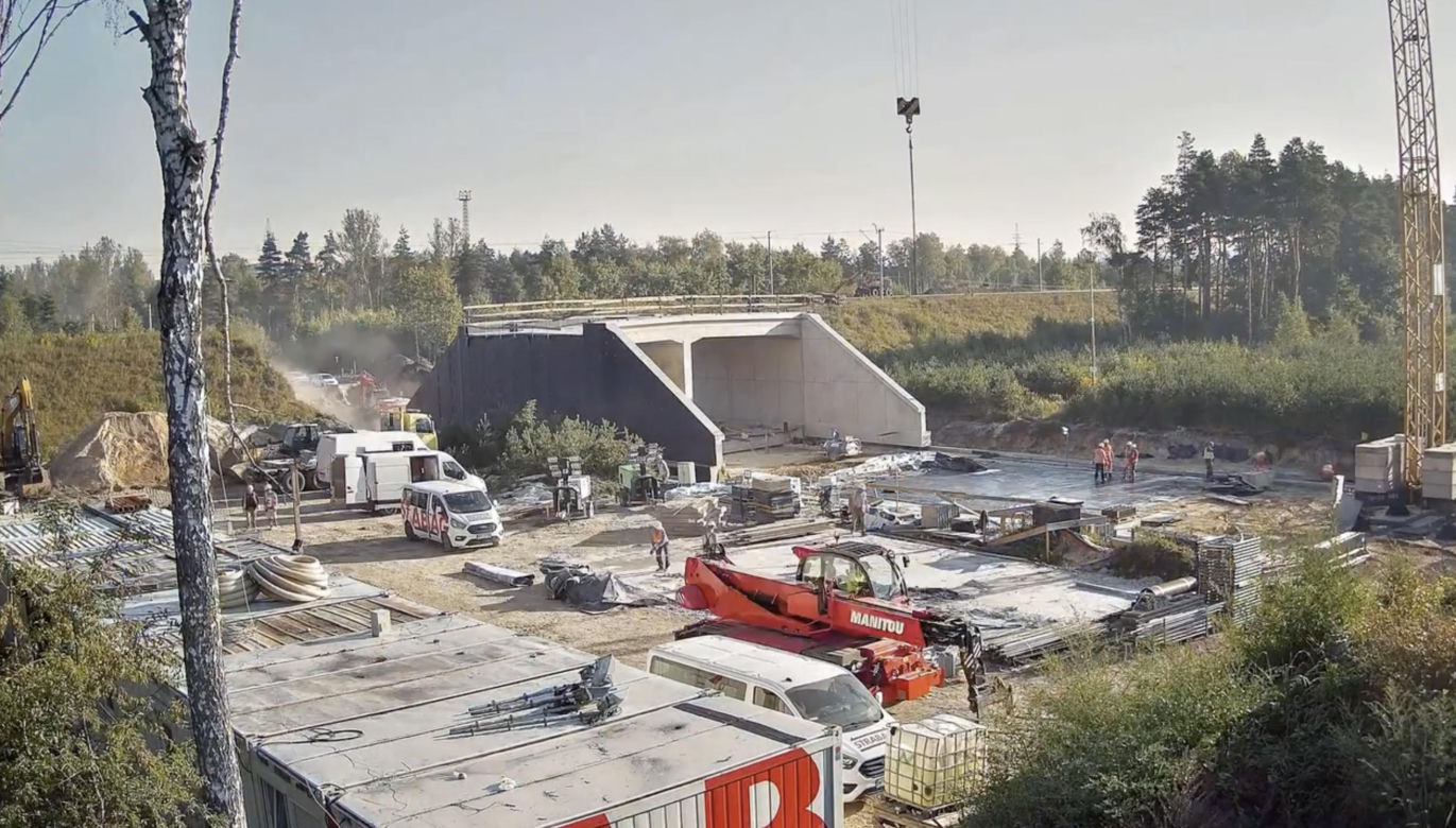 Wsuwanie wiaduktu kolejowego w nasyp w Częstochowie przez Strabag