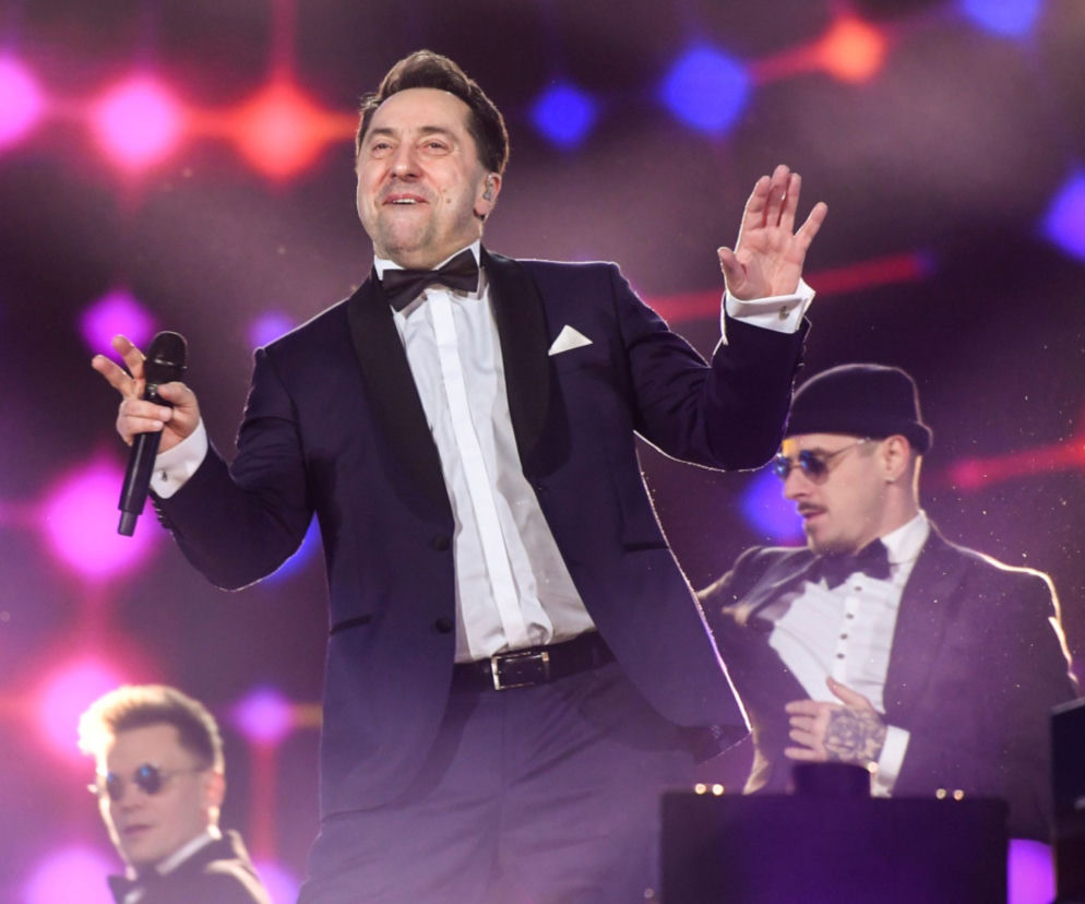 Marcin Miller z zespołu Boys śpiewa na scenie w garniturze. O koncercie w Międzyzdrojach przeczytasz na SE Szczecin.