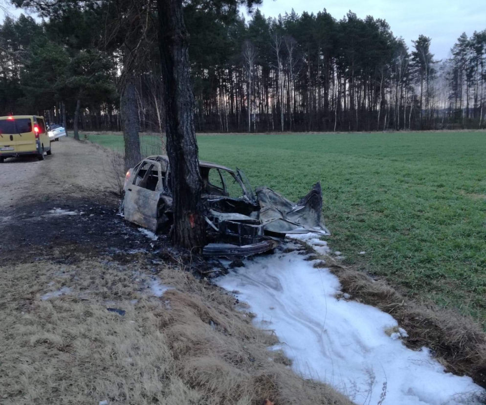 Naćpany kierowca BMW nie zatrzymał się do kontroli. 26-latek uciekł, auto spłonęło [ZDJĘCIA]