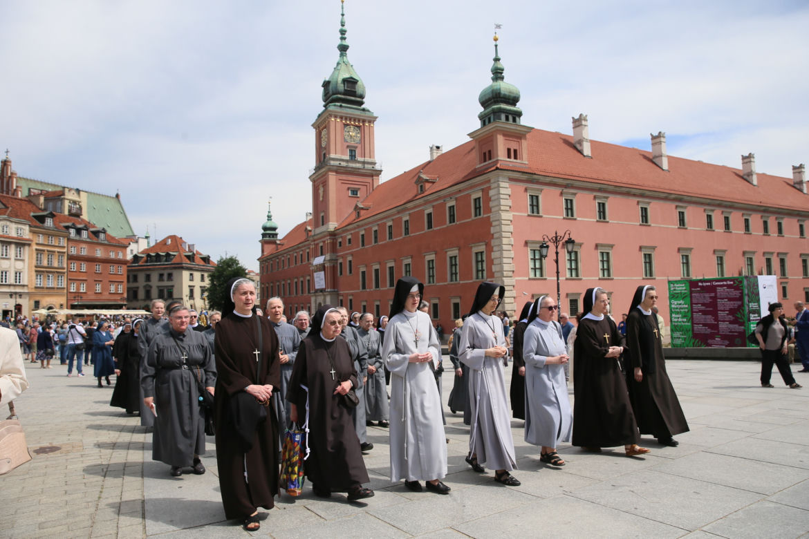 Centralna procesja Bożego Ciała w Warszawie. Ołtarze nawiązywały do wojny