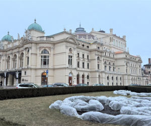 Na kultowym teatrze pojawił się nowy dach i maszkarony. Trwa remont