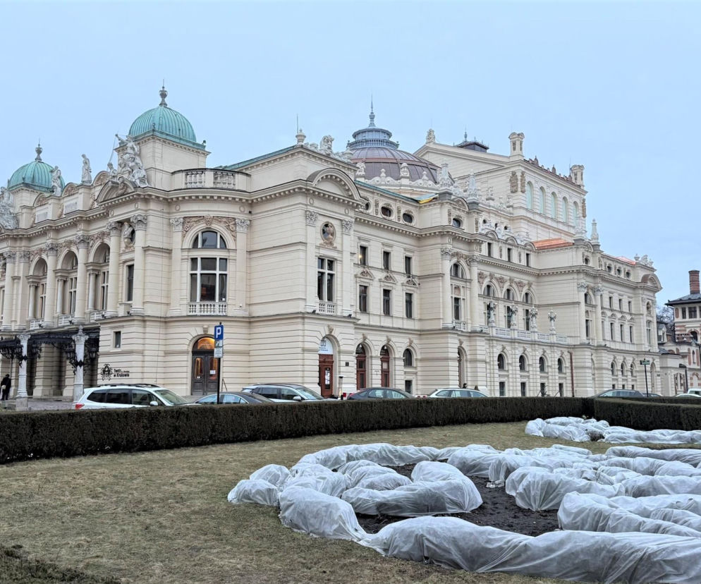 Na kultowym teatrze pojawił się nowy dach i maszkarony. Trwa remont
