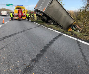 TIR spadł ze skarpy na trasie S1. Droga jest całkowicie zablokowana. Utrudnienia potrwają kilka godzin