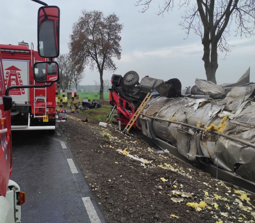 Groźny wypadek pod Glinojeckiem. Z rozbitej cysterny lał się żrący kwas