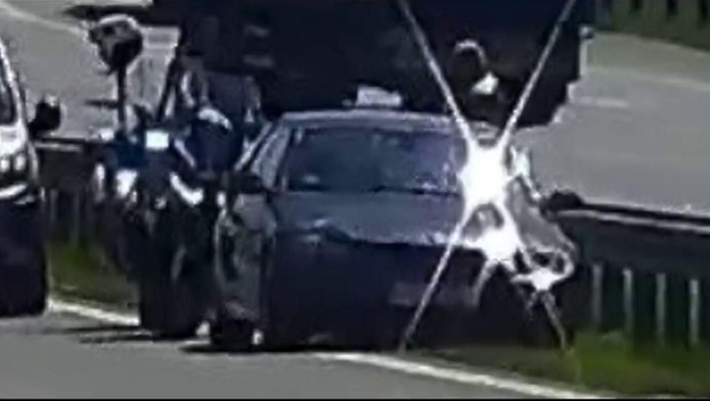 Wiceminister infrastruktury o szokującym zdarzeniu na A1 pod Piotrkowem Tryb. Kierowca BMW jechał pod prąd prosto na niego [ZDJĘCIA].