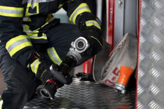 Tragedia na Pomorzu! Pożar wybuchł o trzeciej nad ranem. Ewakuowano mieszkańców. Nie żyje jedna osoba