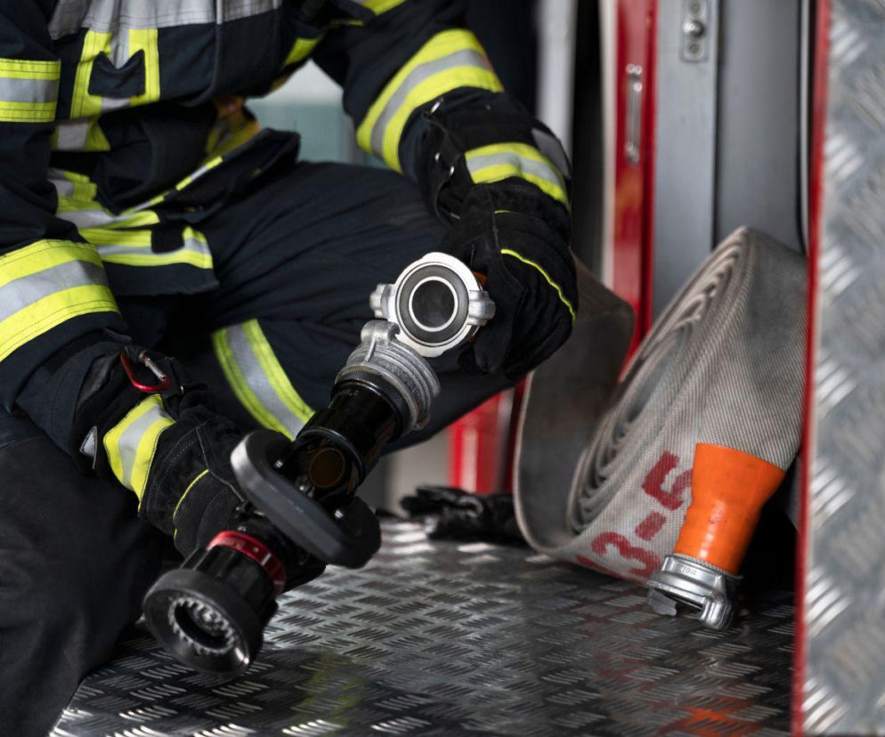 Tragedia na Pomorzu! Pożar wybuchł o trzeciej nad ranem. Ewakuowano mieszkańców. Nie żyje jedna osoba