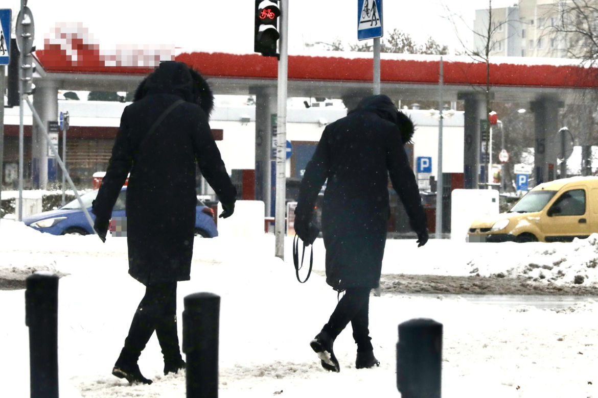 Warszawa nie radzi sobie z atakiem zimy. Chodniki toną w śniegu