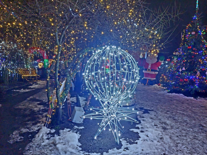 Dom bydgoskich Griswoldów znów rozbłysł. "Powieśiliśmy 300 tysięcy lampek. Przygotowywaliśmy jej od lipca!"