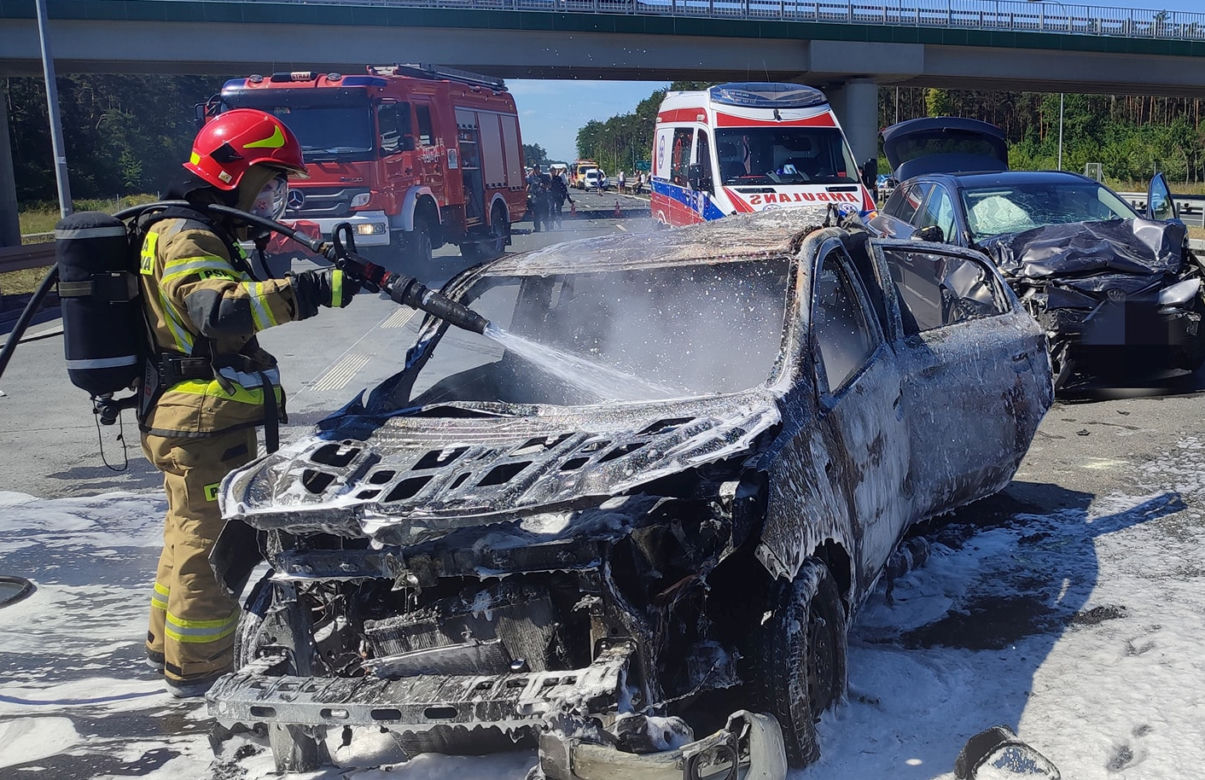 Koszmarna śmierć na S8! Dwie osobówki zniszczone pod zderzeniu z tirem [ZDJĘCIA]