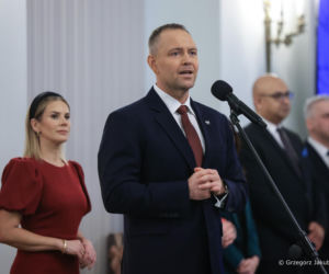 Marta Nawrocka w czerwieni