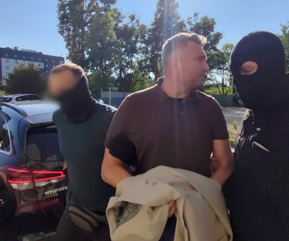 Radosław Piesiewicz prowadzony przez zamaskowanych funkcjonariuszy policji. O zatrzymaniu szefa PKOl przeczytasz na SE Polityka.