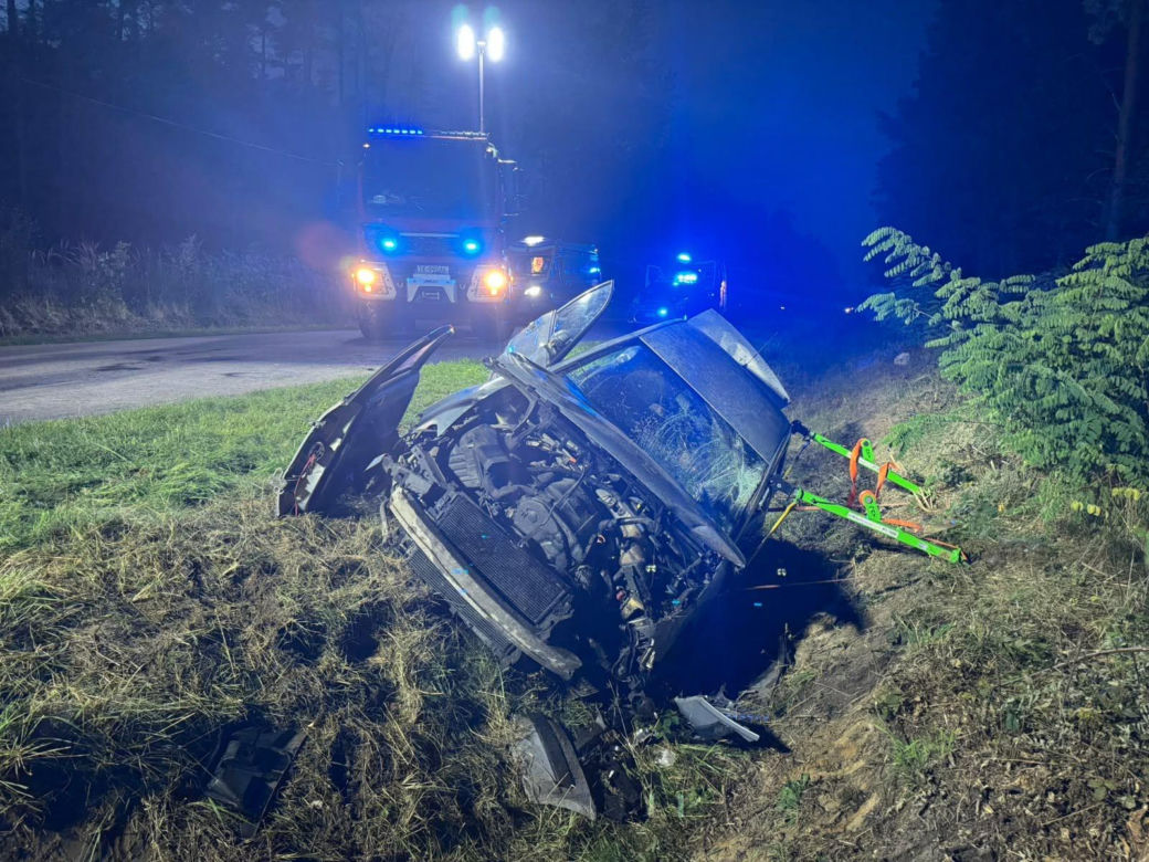 Wypadek w powiecie pińczowskim. Kobieta zakleszczona w aucie, w środku było też dziecko