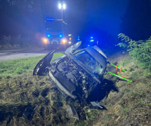 Wypadek w powiecie pińczowskim. Kobieta zakleszczona w aucie, w środku było też dziecko