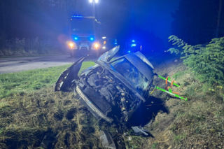 Wypadek w powiecie pińczowskim. Kobieta zakleszczona w aucie, w środku było też dziecko