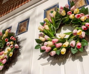 Stylowy dom na Wielkanoc. Sztuczne kwiaty, gałązki i piękne wianki to jest to! 