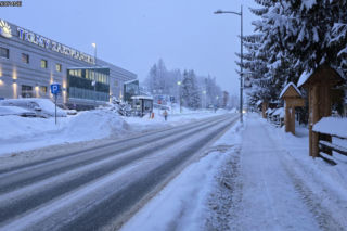 Potężne opady śniegu paraliżują Małopolskę. Ogromne utrudnienia na drogach, korki i wypadki