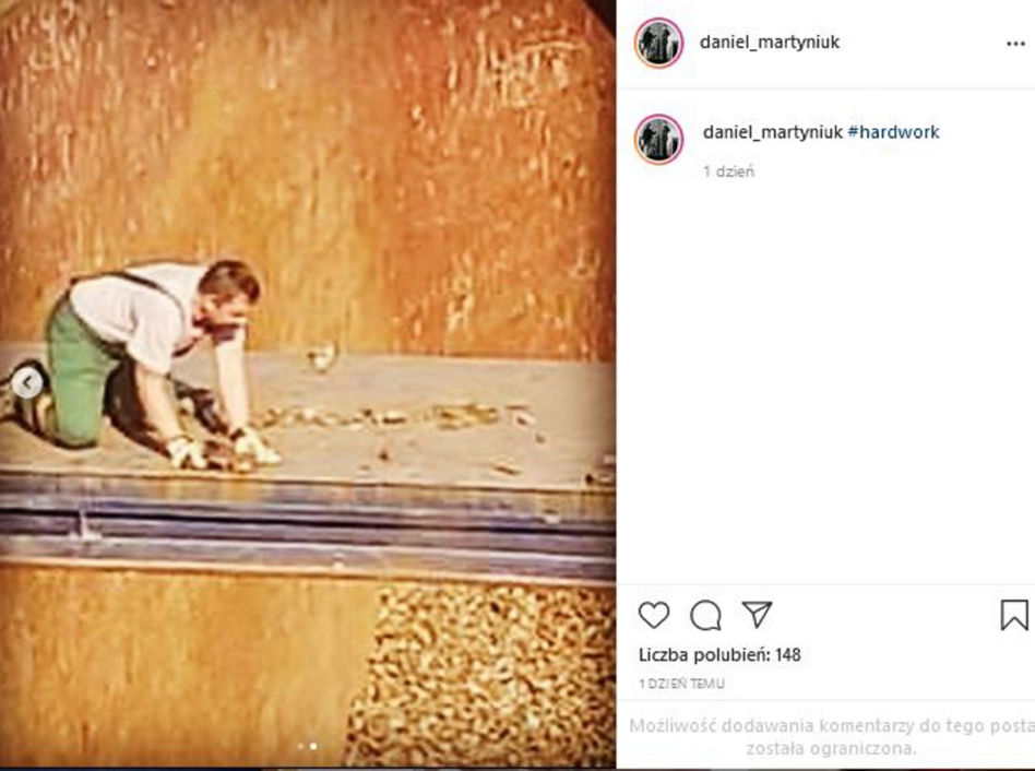 Syn Zenka szoruje podłogi