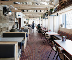 Wnętrze restauracji w stylu rustykalnym