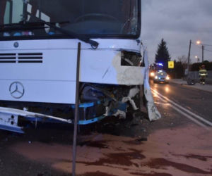Wola Rzędzińska: Zderzenie osobówki z autobusem. Jedna osoba w szpitalu!