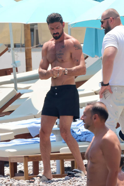 Michele Morrone zmienia kąpielowki na plaży w Taorminie