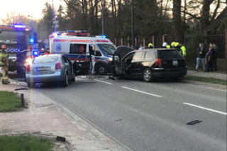 Makabryczny wypadek w Konstancinie-Jeziornej. Czołowe zderzenie nissana z chryslerem. Na miejscu śmigłowiec LPR. [ZDJĘCIA]
