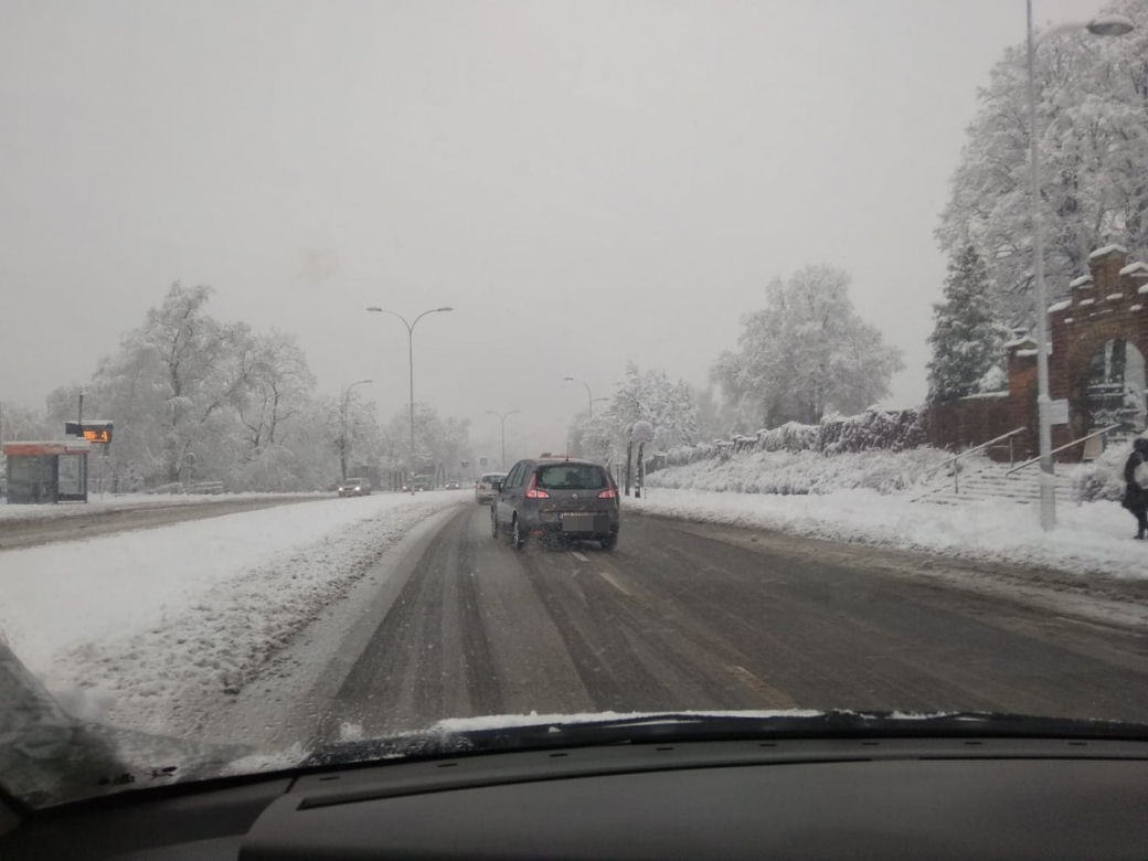 FATALNE warunki na drogach Rzeszowa. Śnieżny ARMAGEDON! [ZDJĘCIA]