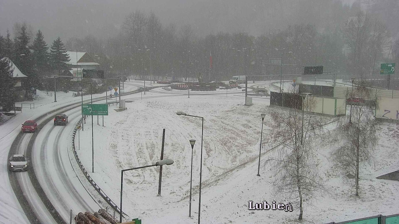 Trudne warunki na drogach przez burzę śnieżną