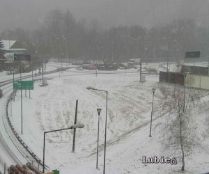 Trudne warunki na drogach przez burzę śnieżną