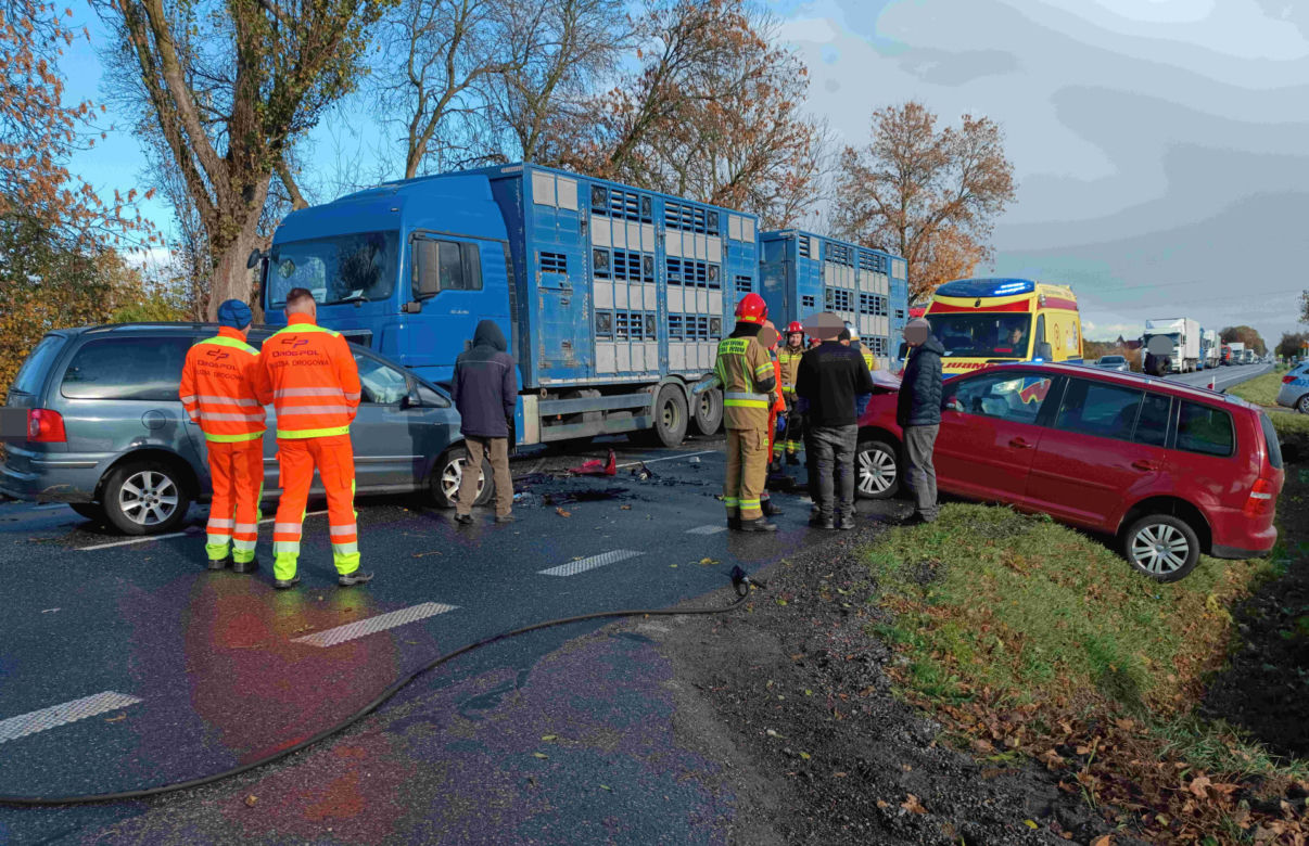 Koszmarny wypadek pod Siedlcami. Tir staranował dwie osobówki. Troje dzieci trafiło do szpitala!