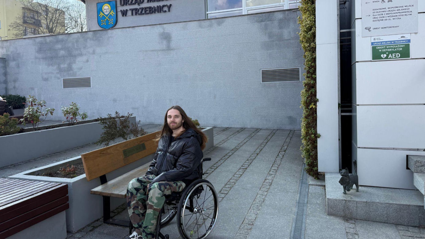 Drzewo runęło na młodego chłopaka w parku. Pół miliona złotych kary dla urzędnika
