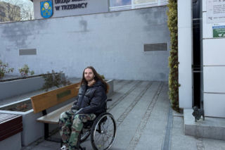 Drzewo runęło na młodego chłopaka w parku. Pół miliona złotych kary dla urzędnika