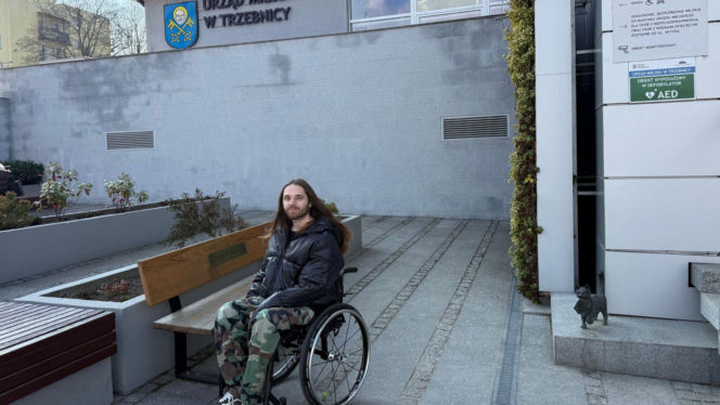 Drzewo runęło na młodego chłopaka w parku. Pół miliona złotych kary dla urzędnika