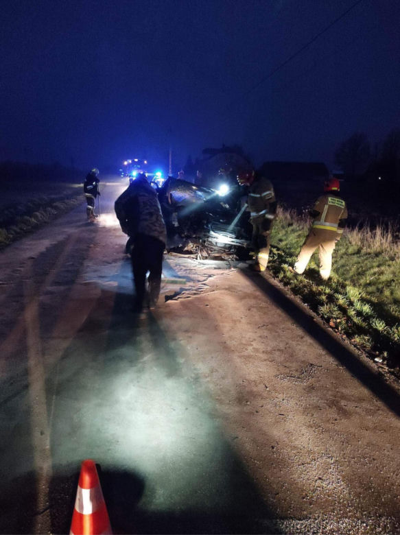 Miechowice Wielkie. Huknął w przydrożne drzewo! Z bmw został wrak