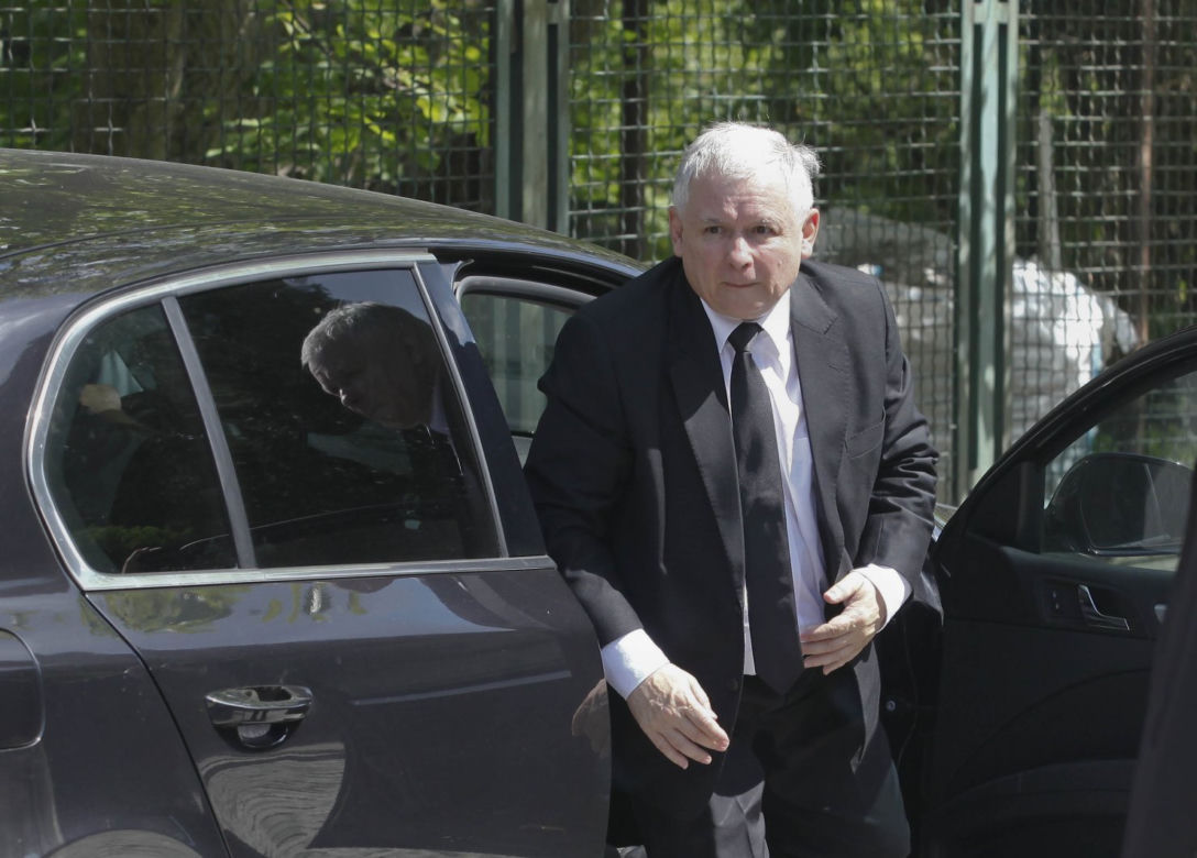 Jarosław Kaczyński jeździ Skodą Superb