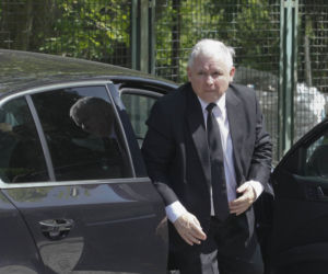 Jarosław Kaczyński jeździ Skodą Superb