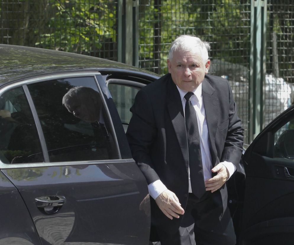 Jarosław Kaczyński jeździ Skodą Superb