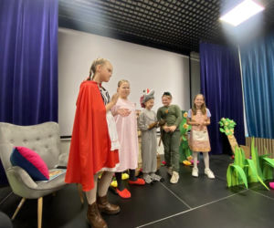 Znane i lubiane bajki rządzą w Nowym Sączu.  Na scenie młodzi aktorzy