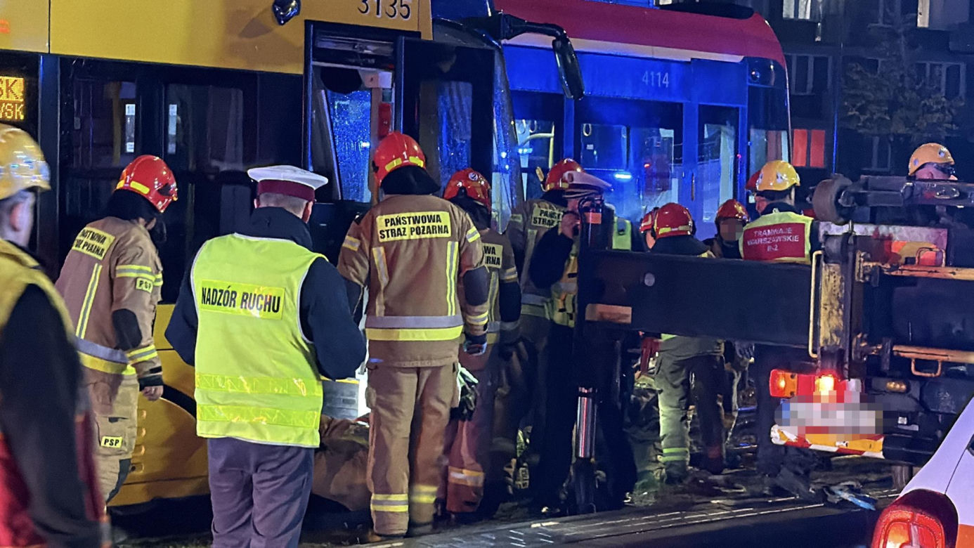 40-letnia rowerzystka wciągnięta pod pędzący tramwaj. „Liczne obrażenia ciała”