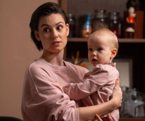 Na dobre i na złe odc. 989. Blanka (Pola Gonciarz), jej córka Nina (Rita Sobocińska)