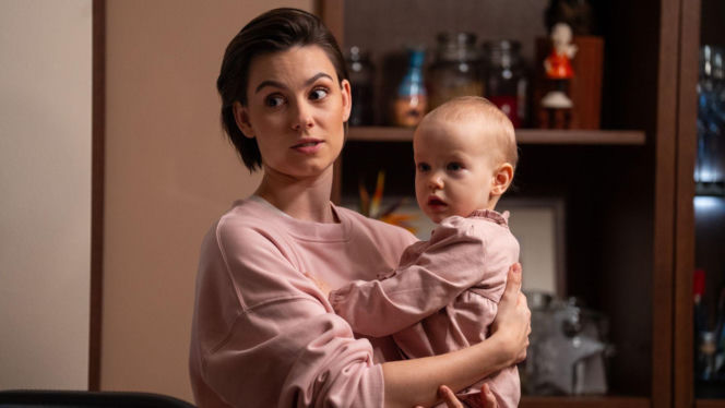 Na dobre i na złe odc. 989. Blanka (Pola Gonciarz), jej córka Nina (Rita Sobocińska)