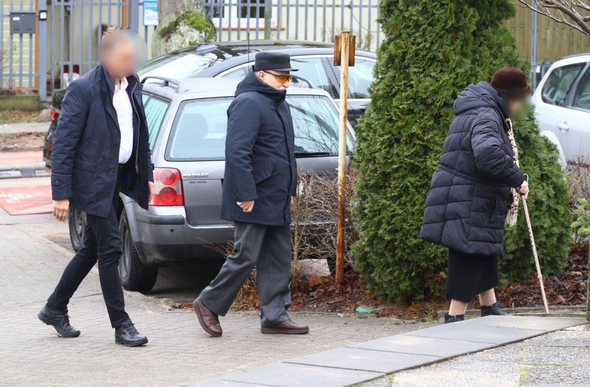 Lech Wałęsa wybrał się do kościoła w ostatni dzień 2023. roku. Tyle dał dziewczynce pod kościołem
